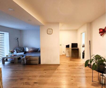 EG rechts Blick vom Essbereich auf Wohnzimmer und Eingangsbereich - 