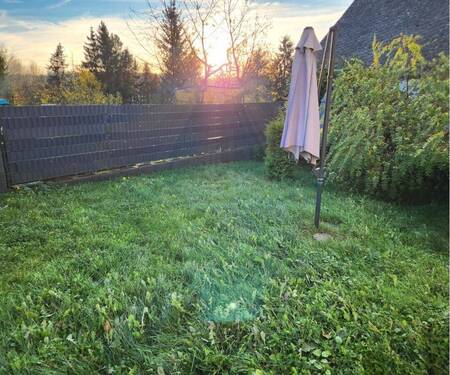 Für die Mieter nutzbarer, umzäunter und blickgeschützter Garten - 1 Zimmer Mehrfamilienhaus, Wohnhaus zum Kaufen in Damflos