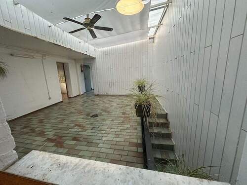 überdachter Hof mit Wirtschaftsräumen - 