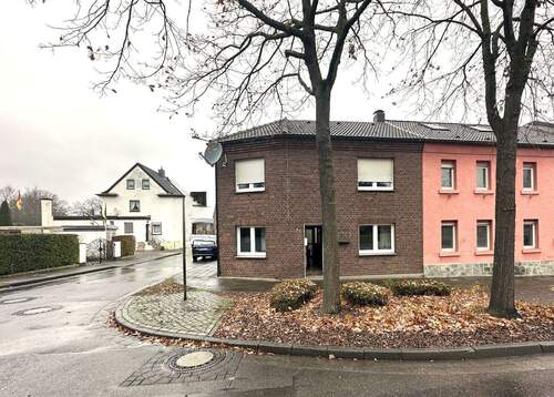 Straßenansicht - Bezahlbares, kleines Einfamilienhaus mit 2 Garagen in 52382 Niederzier