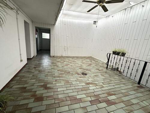 überdachter Innenhof und Zugang zum Garten - 