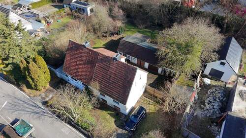 Drohnenaufnahme Frontansicht - Weitläufiges Grundstück im Herzen von Neuland mit Altbestand