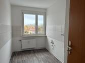 Küche mit Fenster ... - 2 Zimmer Etagenwohnung in Lichtentanne
