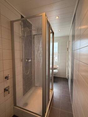 Badezimmer mit Dusche und WM-Anschluss - 