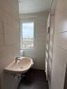 modern gefliestes Badezimmer - 