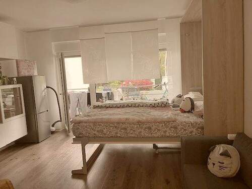 Wohn- und Schlafzimmer - Möbliertes Apartment mit Balkon – gegenüber dem Sternwartpark in D-Volmerswerth
