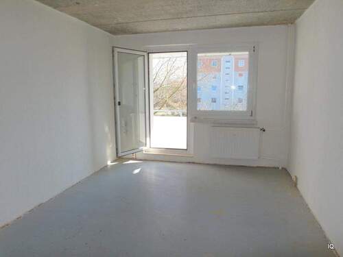 Wohnzimmer mit Balkon - 3 Zimmer Etagenwohnung in Lauchhammer