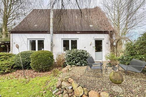 Vorderansicht mit Terrasse - Verwunschenes EFH mit großem Garten in Sieverstedt