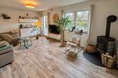 Wohnzimmer mit Kaminofen - Einfamilienhaus mit 119,00 m&sup2; in Sieverstedt zum Kaufen