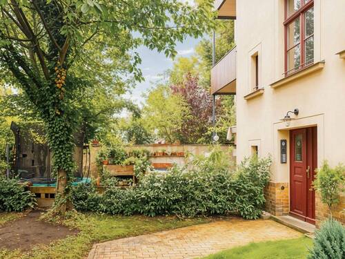 Blick in den Garten - 4 Zimmer Etagenwohnung zum Kaufen in Leipzig