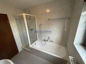 Dusche und Badewanne - 