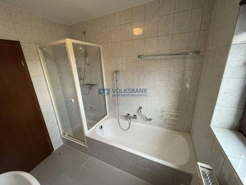 Dusche und Badewanne - 