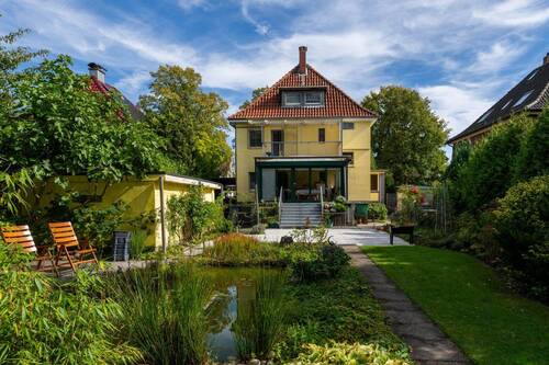 Rückansicht - Viel Raum für Ihre Träume: Großes Grundstück mit herrlichem Garten, Teich, Wintergarten und Carport