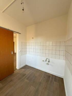 Küche mit Fliesenspiegel/Schiebetür - 