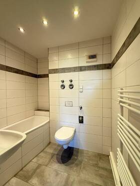 Bad mit Wanne/Handtuch-HK/WM-Anschluss - Etagenwohnung mit 80,60 m&sup2; in Wilkau-Haßlau zur Miete