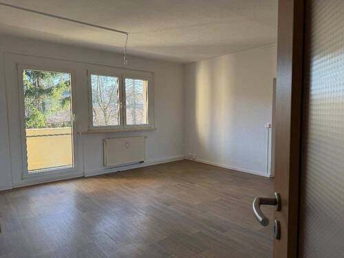 Wohnzimmer mit Balkon - 