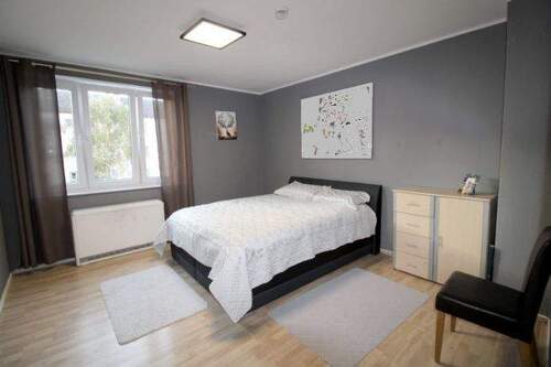 Schlafzimmer - Lichtdurchflutete, renovierte 2-Zimmerwohnung in ruhiger Lage von Augsburg-Göggingen