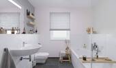 Ein modern gefliestes Badezimmer mit Badewanne und - 