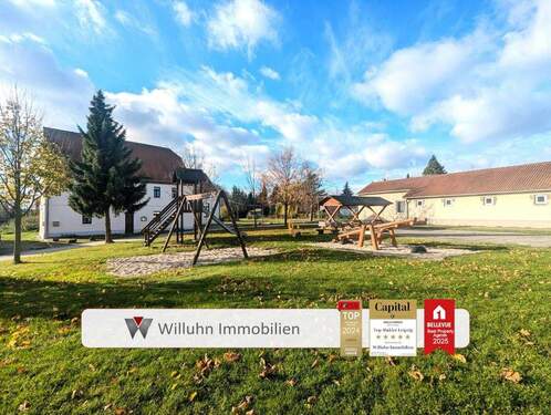 Hausansicht vom Spielplatz aus - 3 Wohnungen + Gewerbe 