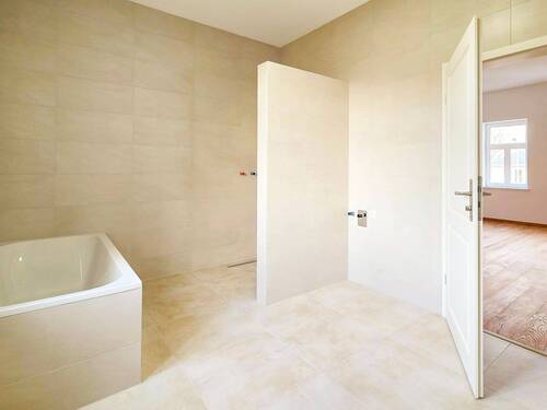 Bad mit Wanne und Dusche - 
