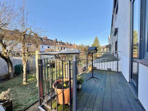 Hochterrasse mit Abgang in den Garten - 