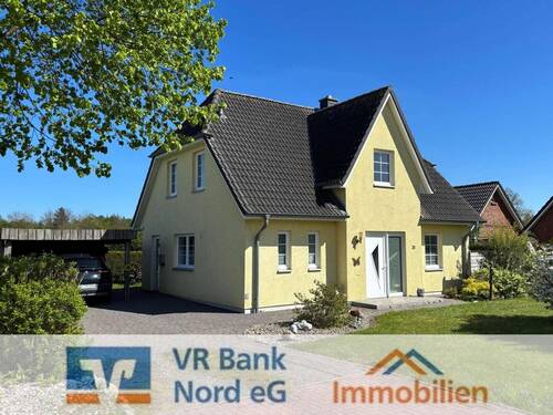 Straßenansicht - Wohnglück am Ortsrand - junges, ansprechendes Zuhause in ruhiger Lage