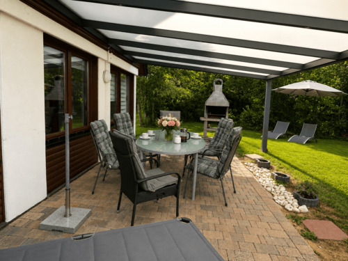 überdachte Terrasse - 4 Zimmer Mehrfamilienhaus, Wohnhaus in Frielendorf