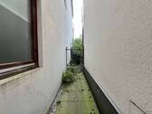 Gasse Richtung Garten - 