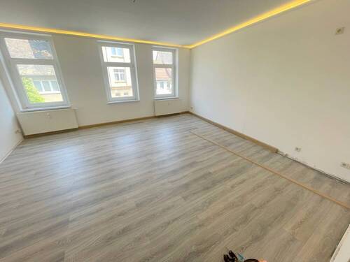 AnKaSa Immobilien GmbH_Makler_4 Zi. Whg_1.OG - AnKaSa GmbH*Familien* 4-5 Zi.*2 Bäder*Dusche*Badewanne*großer Garten*Stellplatz möglich.