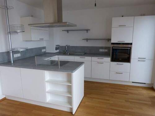 Sehr schöne Einbauküche - Hochwertig ausgestattete 2 Zimmer-Wohnung mit moderner Einbauküche, Parkettboden, sehr schönem Balkon, Duschbad, Aufzug + TG-Stellplatz