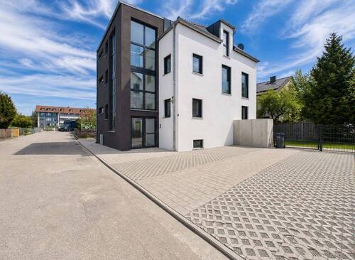 Hausansicht mit Stellplätzen - 