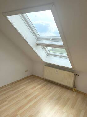 Zimmer - Kleine Wohnung im Dachgeschoss - 33.000,00 EUR Kaufpreis, ca.  33,00 m² Wohnfläche