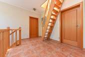 Galerie im Dachgeschoss, Raumspartreppe zum Dachboden - 
