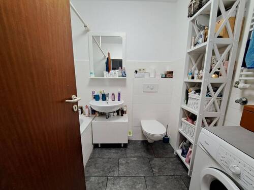 Wannenbad mit Waschmaschinenstellplatz - 