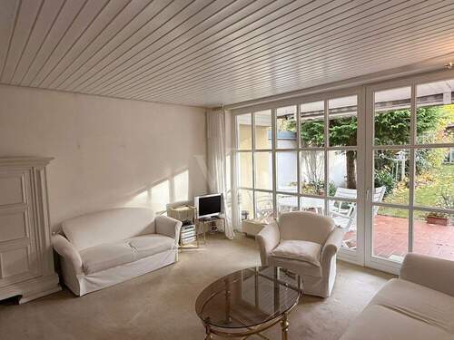 Wohnbereich mit Blick in den Garten - 