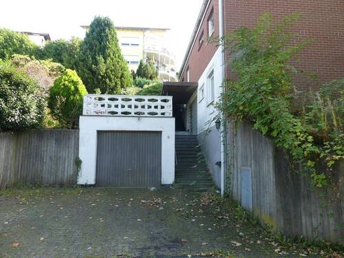 Einfahrt mit Garage und Außenstellplatz - 5 Zimmer Einfamilienhaus in Niestetal