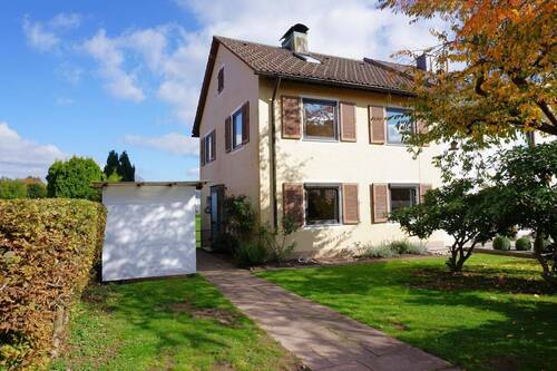 Hausansicht - Doppelhaushälfte mit schönem Garten in begehrter Wohnlage von Freudenstadt.