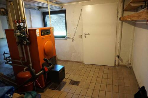 Heizraum mit Ausgang zum Garten - 