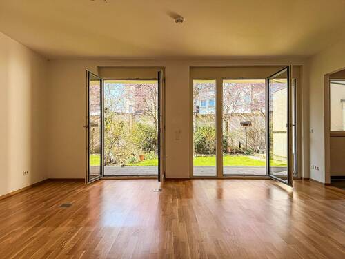 Blick in den Garten - 3 Zimmer Terrassenwohnung zum Kaufen in Leipzig