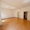 Großzügiges Wohnzimmer mit Parkett - 2 Zimmer Etagenwohnung zur Miete in Frankfurt am Main
