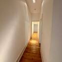 Schmaler Flur mit Dielenboden - 2 Zimmer Etagenwohnung in Frankfurt am Main
