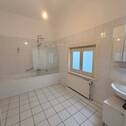 Badezimmer mit Badewanne - 