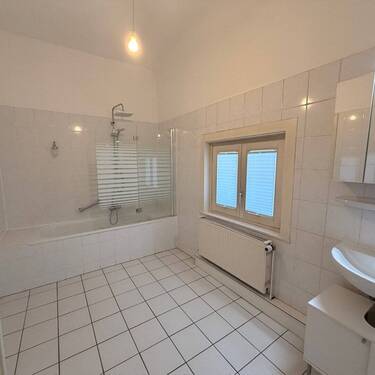 Badezimmer mit Badewanne - 