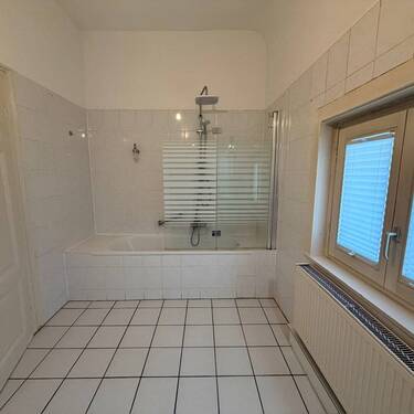Badewannenbereich mit Fenster - 