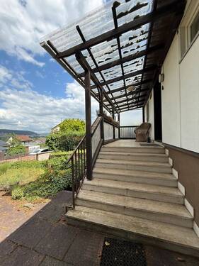 Zugang mit Balkon im Eingangsbereich - 