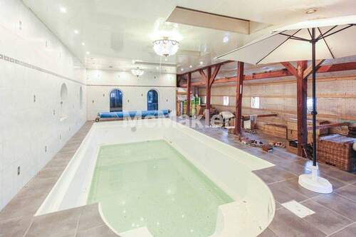 Hallenbad mit Blick auf die Reithalle - 