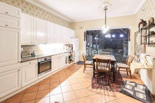 Küche mit Aussicht auf die Reithalle - 