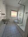 Bad mit Dusche und Fenster.jpeg - 