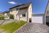 Gebäudeansicht - Attraktive Doppelhaushälfte - Terrasse - Garten - Garage -