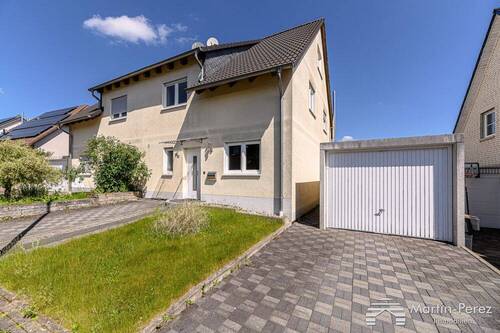 Gebäudeansicht - Attraktive Doppelhaushälfte - Terrasse - Garten - Garage -